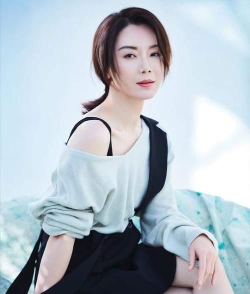 脸上有3个“特征”的女生，别总披头散发，扎头发露五官更女神