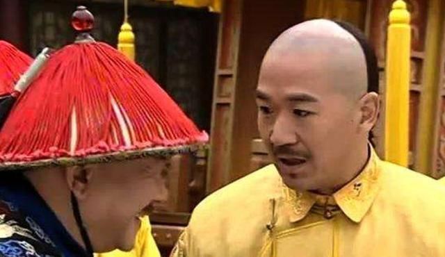 假装|47岁乾隆摔倒,众大臣假装看不见,八品小官扶起乾隆后结局如何?