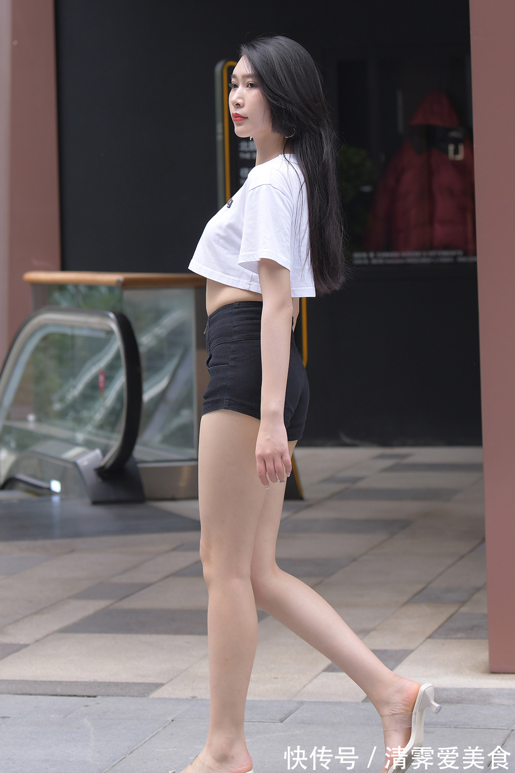 高跟鞋 简约大方的清新穿搭,短款白色短袖衫配黑色短裤,高挑美丽又时尚