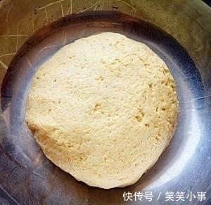 锅底|玉米面新吃法，一碗熟油，筷子一搅，这样做出锅就被抢光
