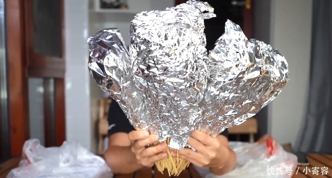 竹签|吃货买来五百根烧烤,剥下肉后,才知买的是竹签