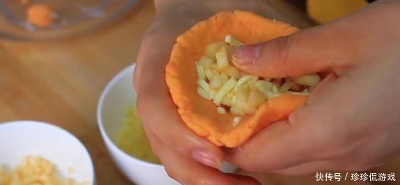 用红薯来烙个红薯芝士饼,外酥里嫩,一口下去满满的芝士流出来