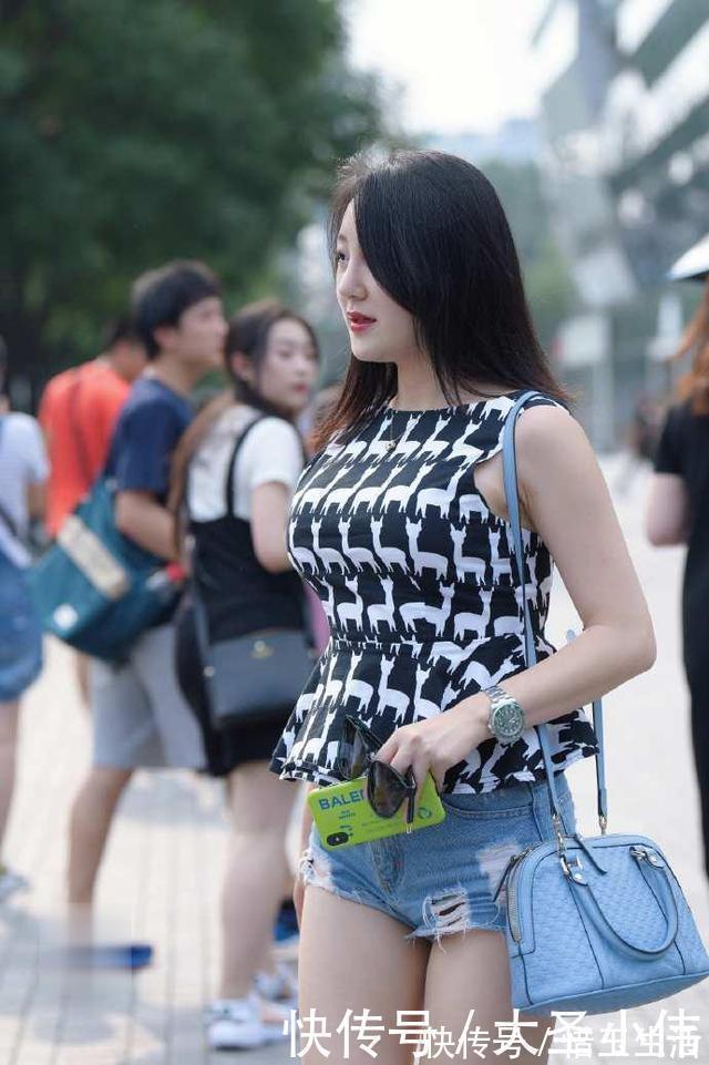 穿搭|美女街拍成熟御姐范的姑娘,也可以穿出青春活力