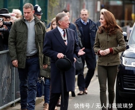 凯特王妃又穿裤装了,搭配高腰外套显腿长,原来低调也可以很美!