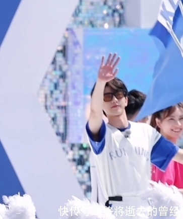 蔡徐坤今日《奔跑吧》路透来袭 运动会上的小小扛旗手甜度爆表可爱炸裂!