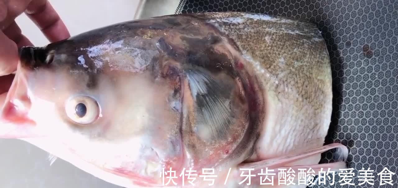 有20年经验的厨师,教你做正宗的鱼头豆腐汤,汤浓味美营养丰富