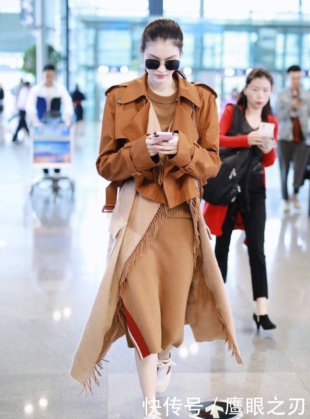 流苏|何穗撞衫奚梦瑶同款流苏风衣,都是维密超模,却美得难分上下