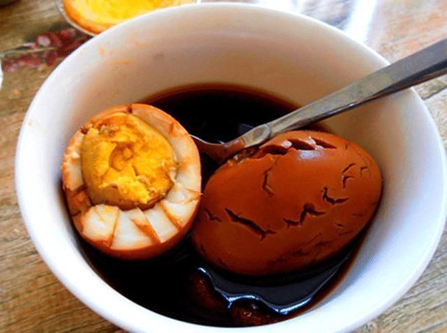 鸡蛋|为什么煮鸡蛋时蛋黄表明会变成灰绿色这还能吃吗看专家咋说