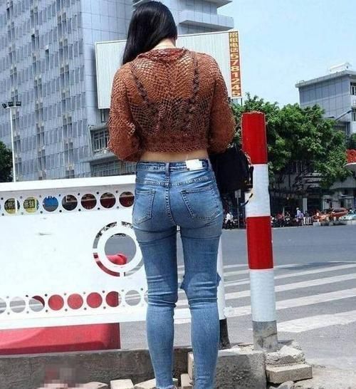 身材|美女穿上牛仔裤!不仅显气质而且更能展现身材,年轻时尚又减龄
