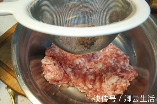 饺子馅想要鲜流油流汁？有人加鸡蛋，有人加油，其实都不全面