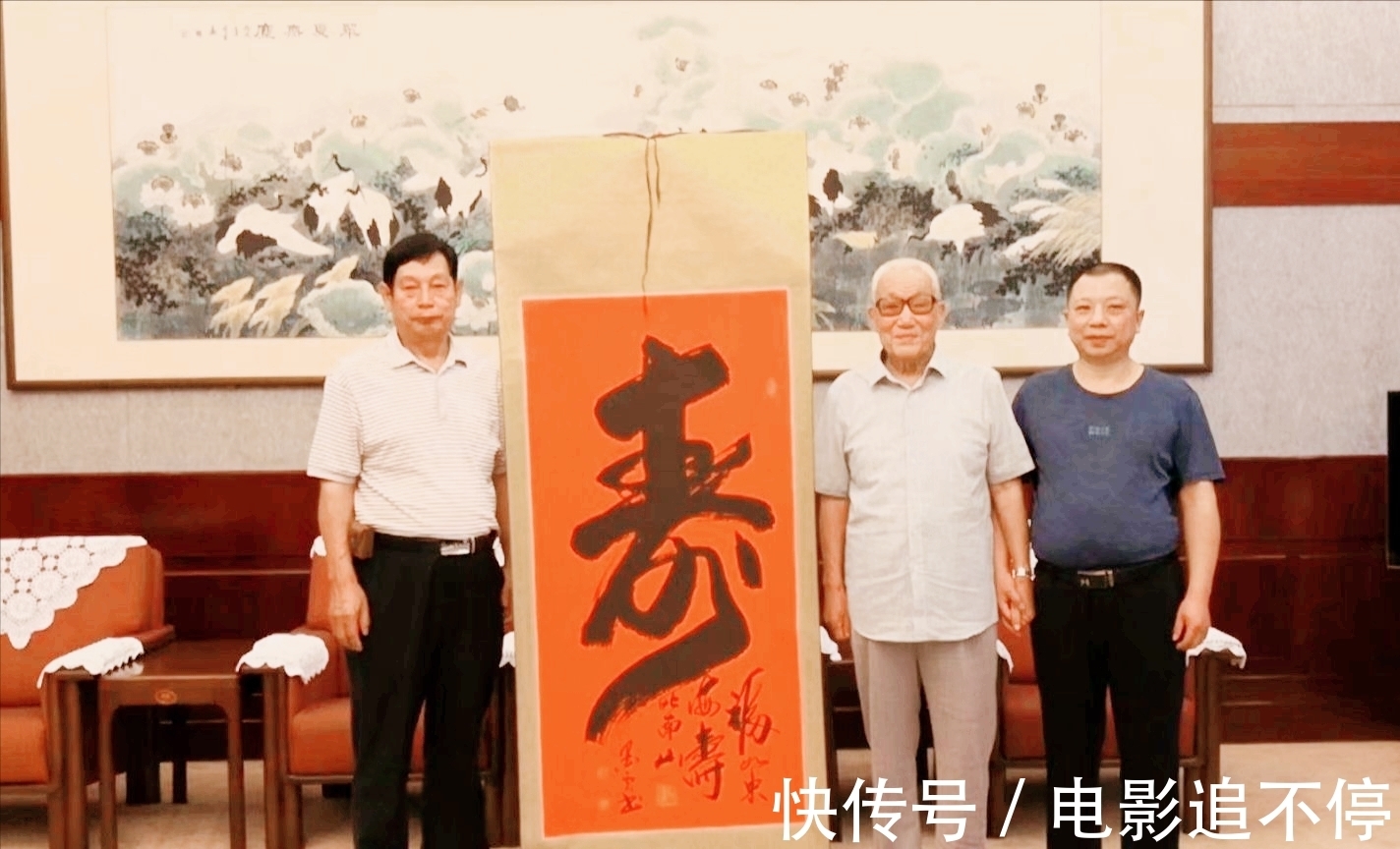 曹刚川$国防部长曹刚川挥毫秀书法,笔墨粗犷出手不凡,网友却说造诣一般