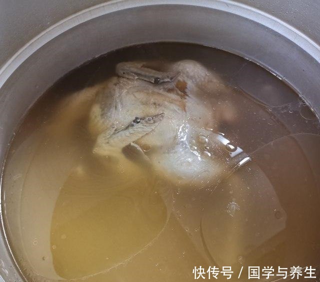 烀整鸡,一鸡两吃,喝汤吃肉,气血双补