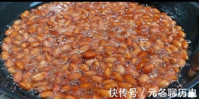 饭店|炸花生米时，撒盐撒酒都不对，饭店大厨放点它，30天不回潮
