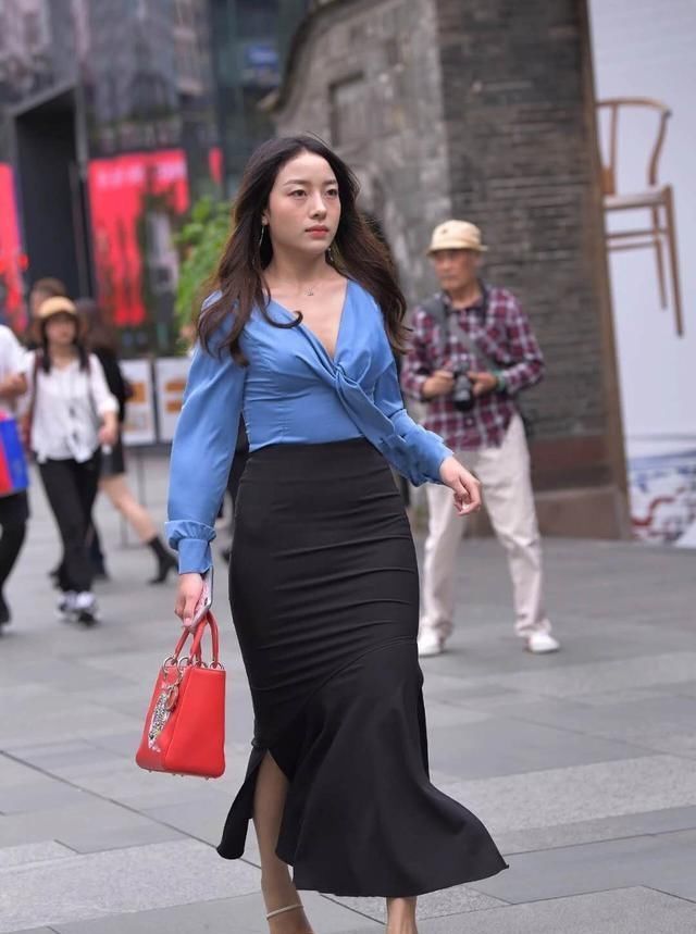 连衣裙穿搭也可以酷酷哒,从视觉上把身材拉长,你会选择吗