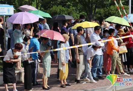 旗袍|直击高考首日！安徽黄山家长顶高温穿旗袍送考，寓意“旗开得胜”