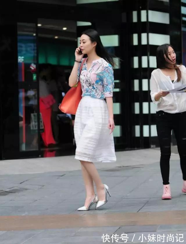 过膝 街拍路人,清雅的碎花搭配过膝短裙,让你成为文艺范的标志