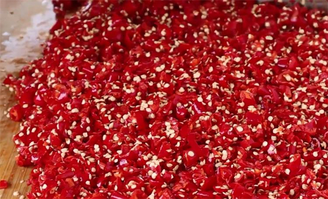 做剁椒酱的季节到了,20年秘制配方告诉你,又香又辣,拌啥都好吃