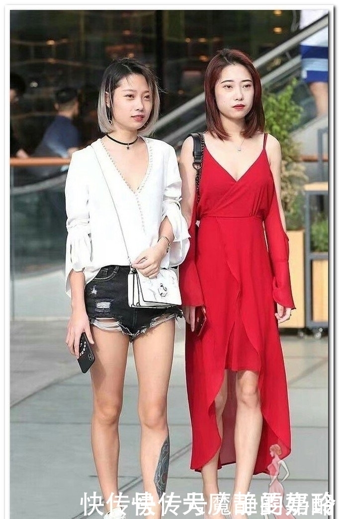 小姐姐黑色背心白色热裤，你们喜欢吗？