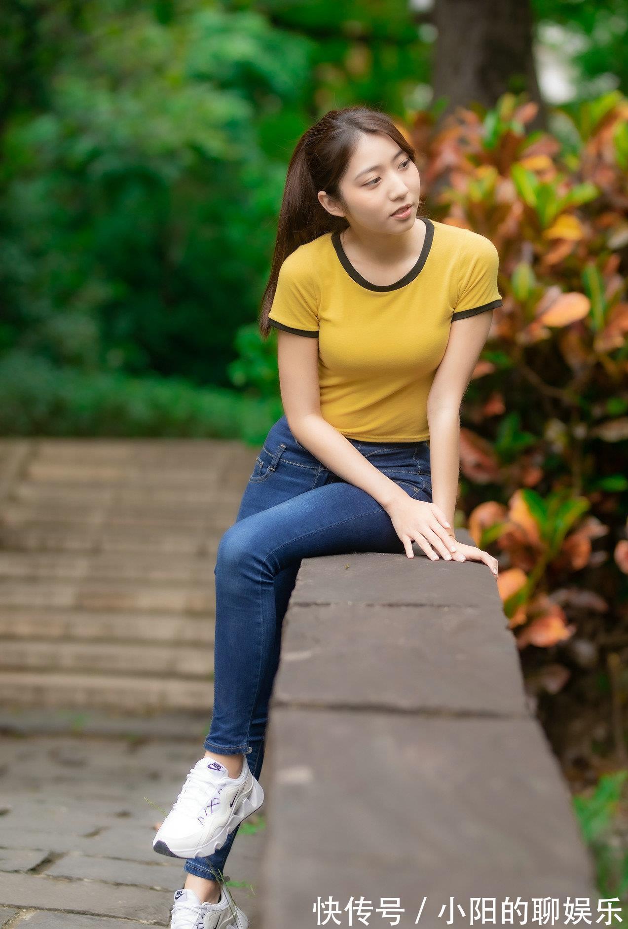 干净利落|牛仔裤上搭黄色的短袖T恤,整体的搭配干净利落,看起来很时髦