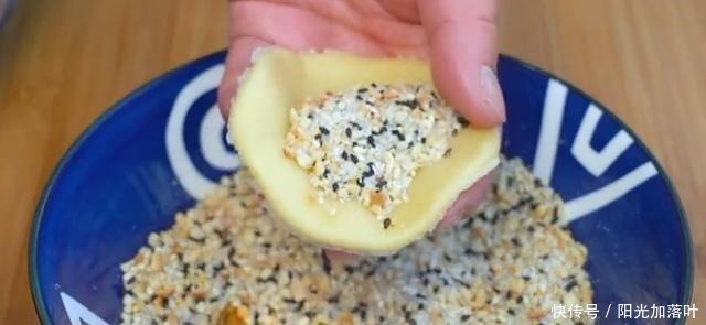 老妈用30年老方法做传统小吃,10分钟做好,香甜酥脆,越嚼越香