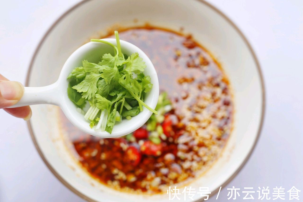 自制辣椒酱,拌凉菜通用,做法简单,鲜香可口,真实用