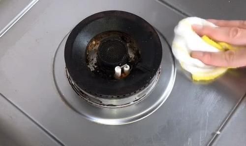 灶台上撒一把,不管多脏多油,都能擦得干净如新,好方法学会不亏