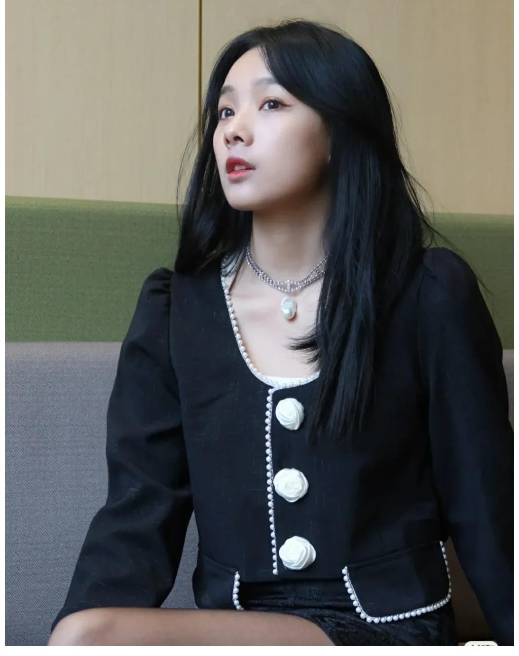 女人味儿 鲁照华身着秋季小西服，轻奢时尚又高级，活力四射