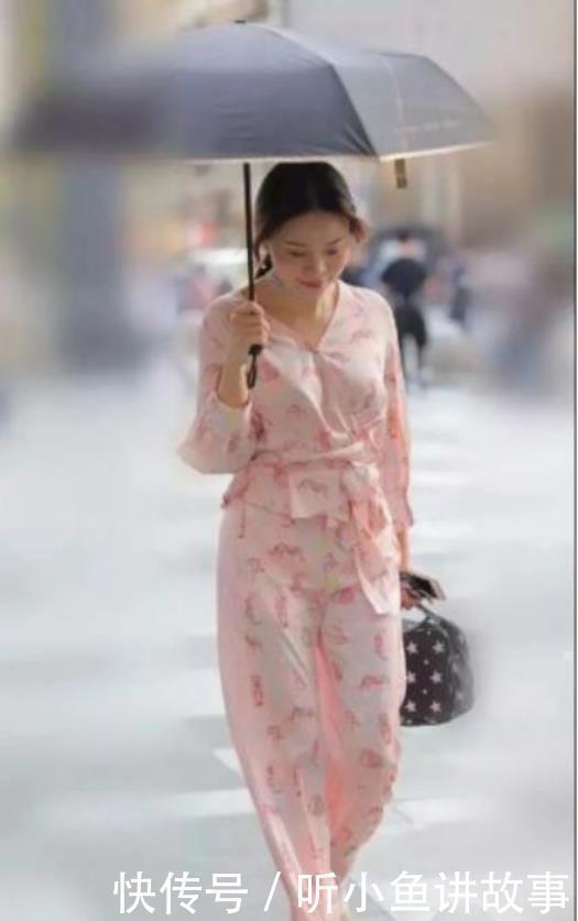 位阿姨|阿姨出门也太大意了,直接穿睡衣就出门了,总觉得哪里怪怪的