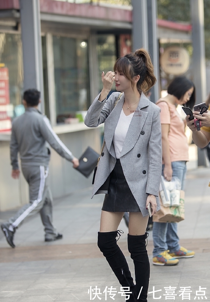 美女|街拍:美女感性活泼,身姿凹凸,这身材没得说了!