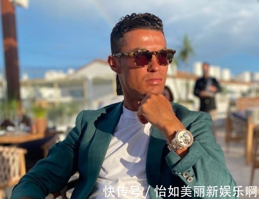 c罗|C罗晒肌肉与豪表,不愧是3亿粉丝的大网红,一年能赚一亿美金