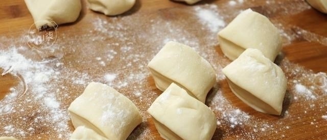 蒸包子时，别再直接上锅蒸了，记住3个诀窍，包子松软好吃不塌陷
