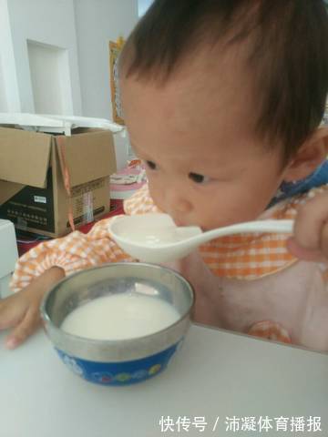 警告|6个月宝宝肠坏死,医生警告:2种辅食别再吃,奶粉顺序别颠倒