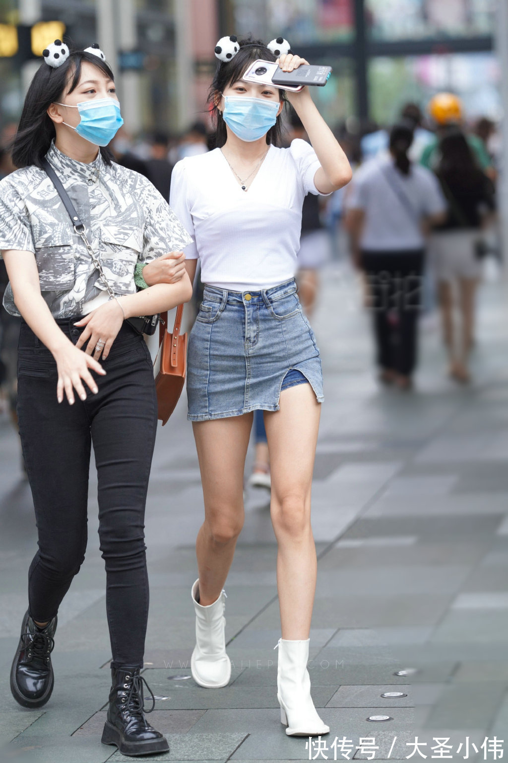 时尚|美女街拍:小姐姐蓝色的围巾披肩,内搭白色吊带裙,看着很有时尚风采