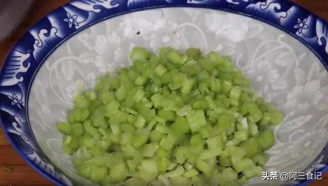 碎丁|芹菜最过瘾的吃法，淋入2个鸡蛋，不炒也不烙，出锅比吃肉还解馋