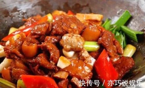 做红烧排骨，还只会加酱油多这一步加点“它”，吃完还想舔骨头