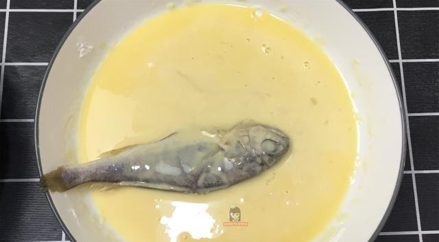 炸小黄花鱼想要金黄酥脆,试试老阿姨的这种做法,简单实用