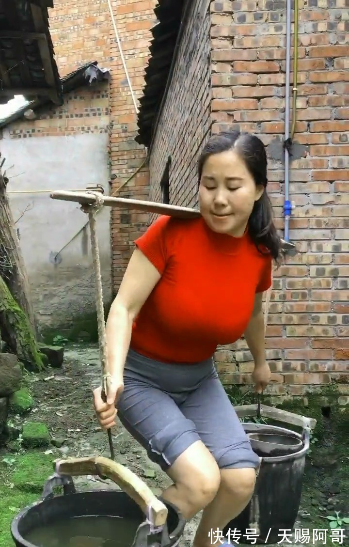 干活 在乡下干活的辣妈穿上紧身裤，能吃苦的女人最美
