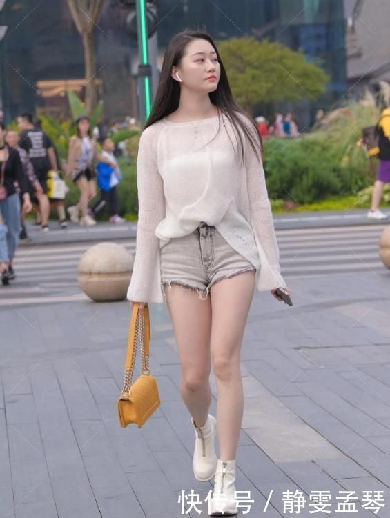 身高一米八,热裤还提的这么高,腿长比例