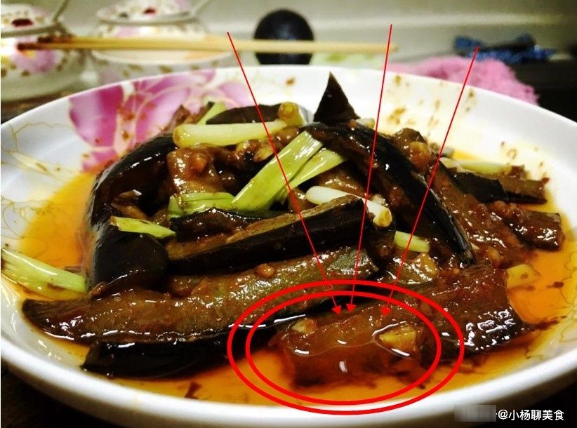 炒茄子时，不要先放油，学会这样做，茄子不油腻不发黑，口感香嫩