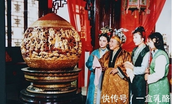 贾府$红楼梦:贾府的富贵奢华主要体现在哪个方面?衣食住行和朋友圈!