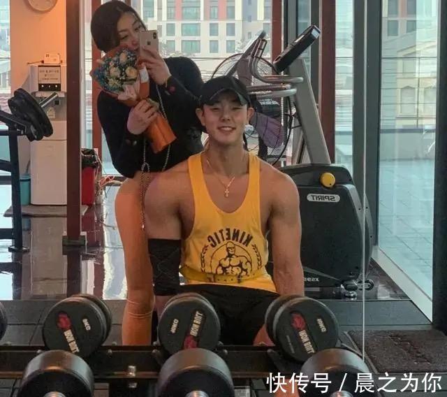 训练|普拉提美女不抗拒力量训练，和教练男友一起训练，身材有双重美感