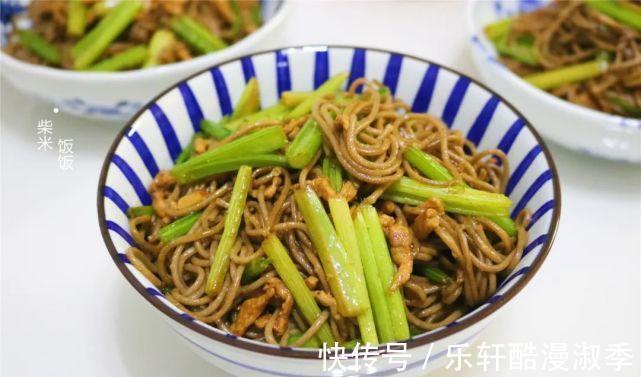 家常|夏季晚餐不用愁,这样做简单又省事,低脂还饱腹,我家常做