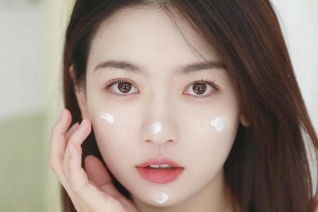 精华液|护肤品是该“拍”还是“涂”?用错这么多年,难怪效果不明显!