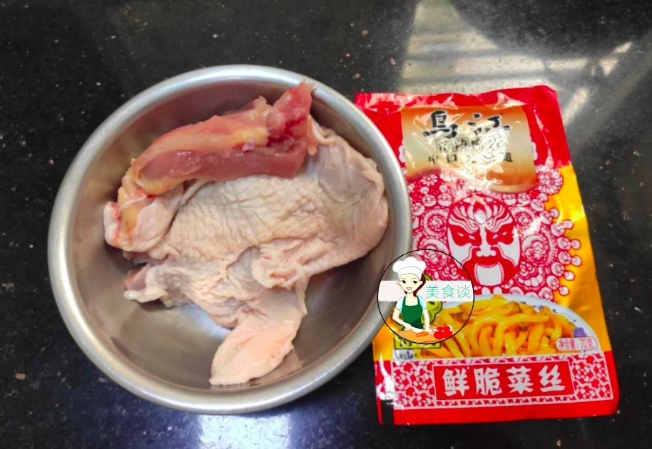 鸡腿肉别老红烧了,学会此做法,简单炒一炒,上桌胃口大开,特香