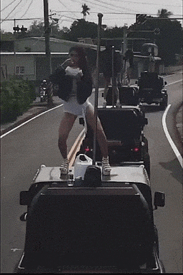 |搞笑GIF:现在都这么敬业的么?吃饭都得跳?