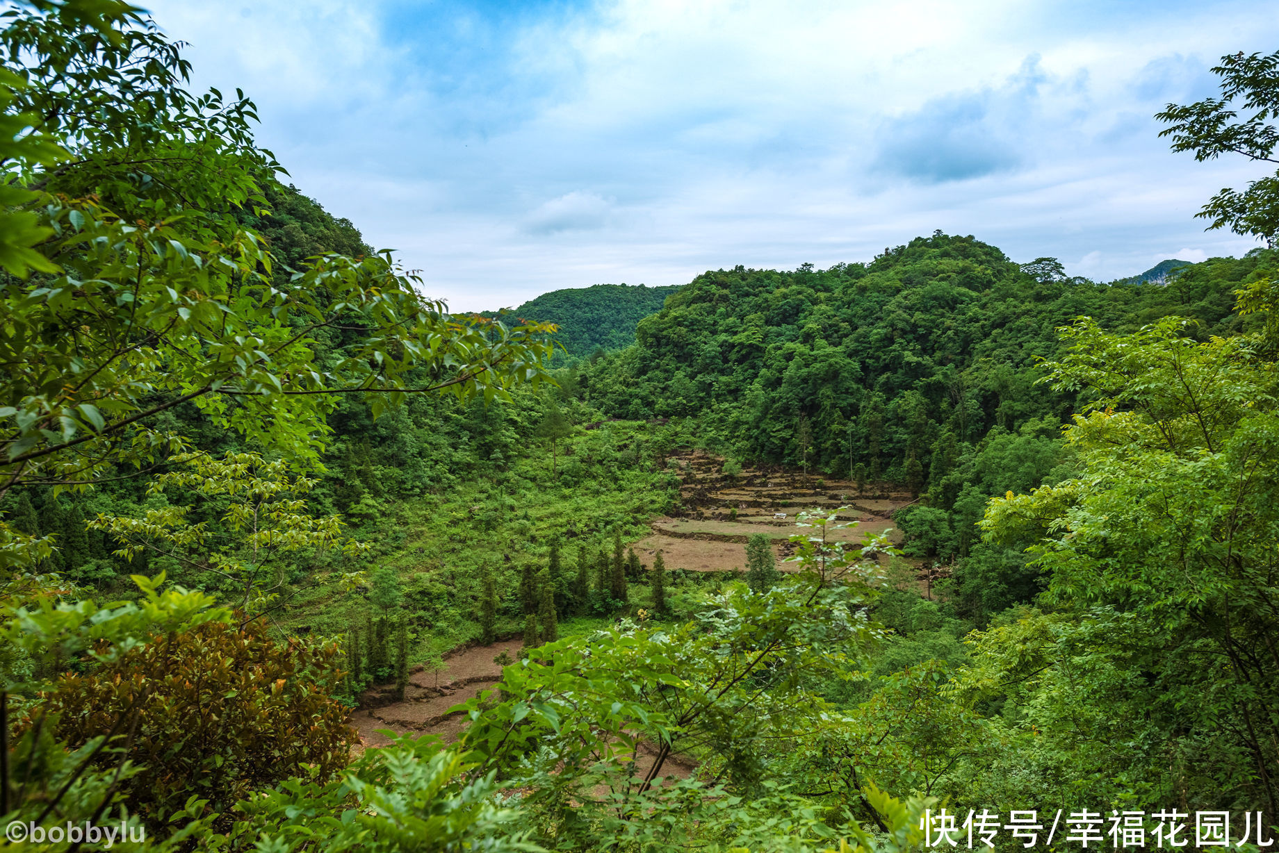 栈道|旅游的“坑”避之不及，但黔南有个坑非但不避，游客还蜂拥而至