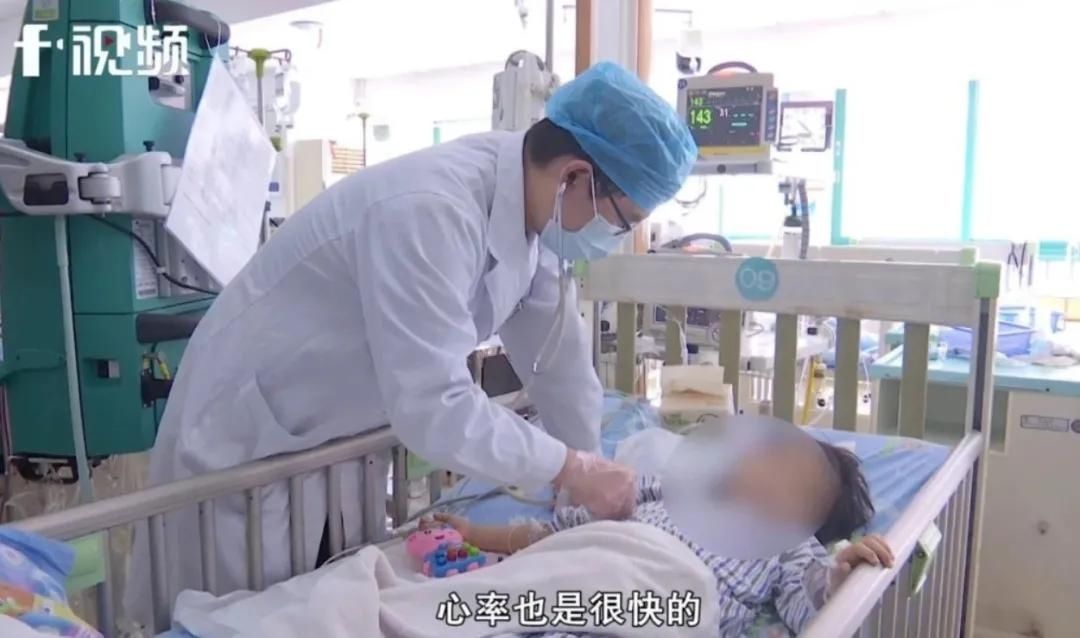 异常|2岁男童吃了块“巧克力”,异常兴奋频繁吐舌!家长:整个人感觉不太对劲