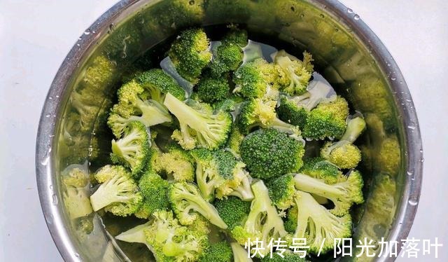 老少皆宜|西蓝花和虾仁搭配,随手一炒就是一盘下饭菜,家人都爱吃!