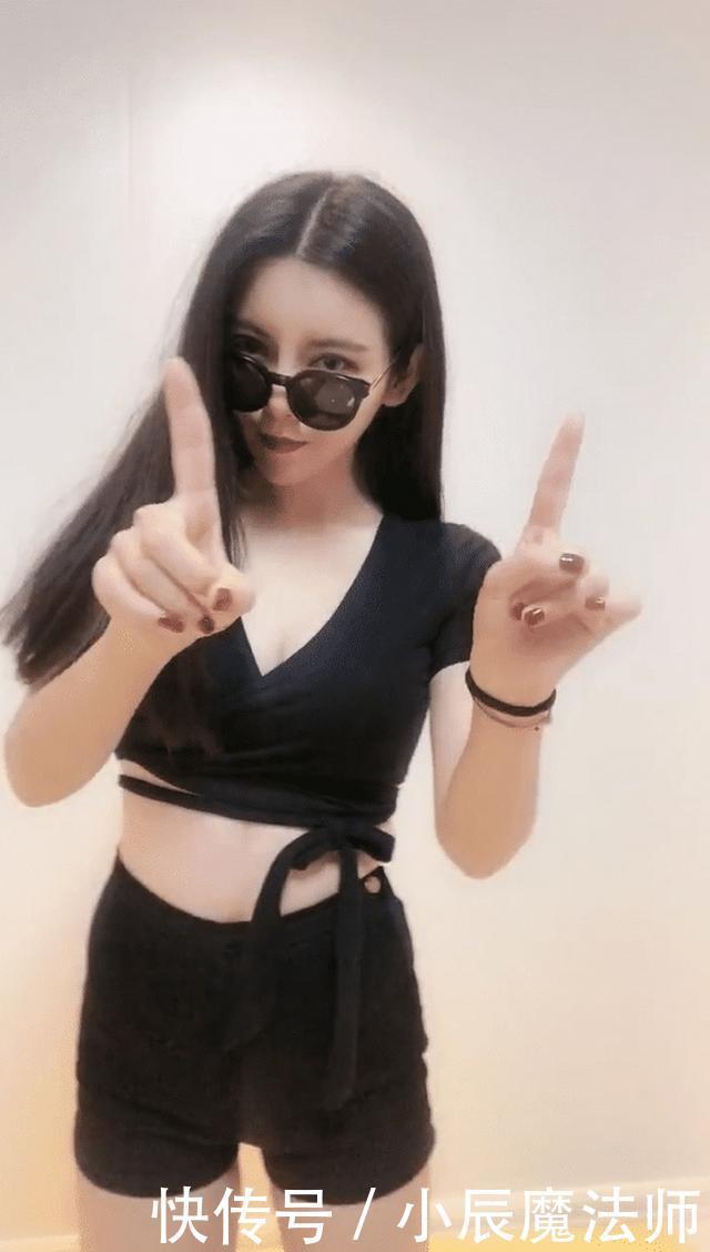 看起来|时尚穿搭:阔腿裤姐妹花走在街上,气质迷人