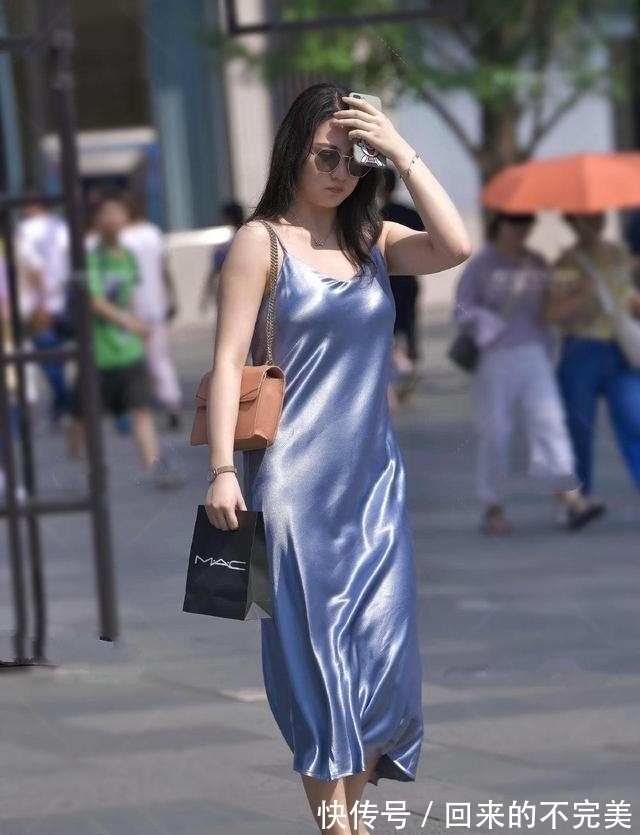 小个子 穿“无痕”打底裤的美女,展现出靓丽自信的气质,魅力十足